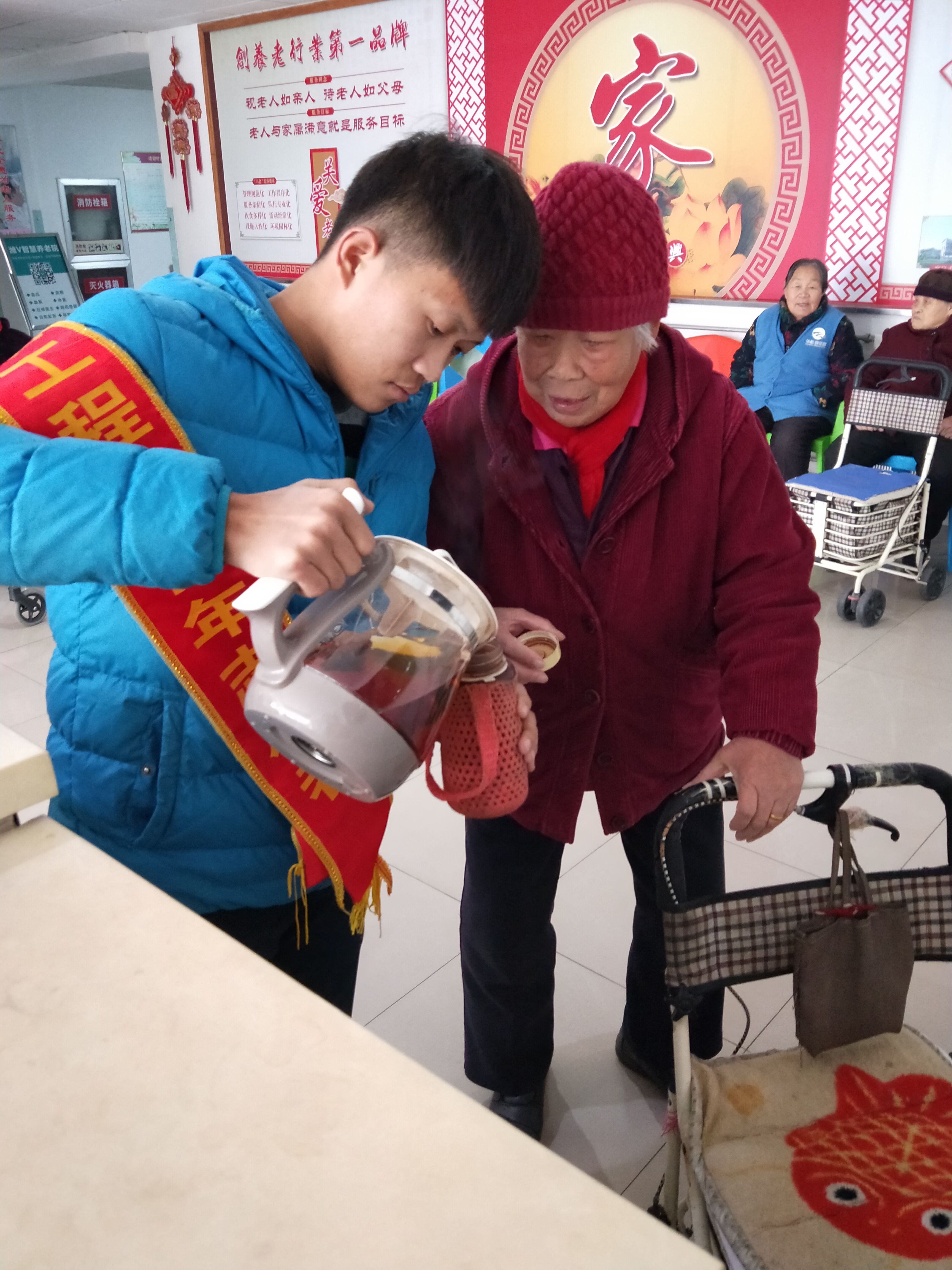 志愿者给老人倒水